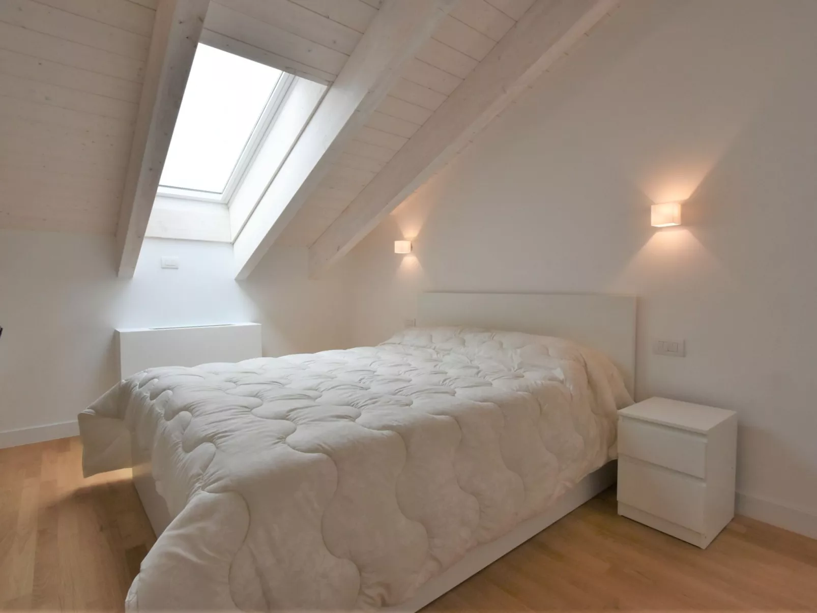 White Attic Terrace-Binnen