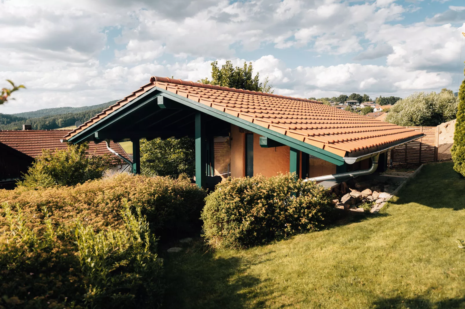 Ferienhaus mit Whirlpool und Sauna in Viechtach-Buitenkant zomer