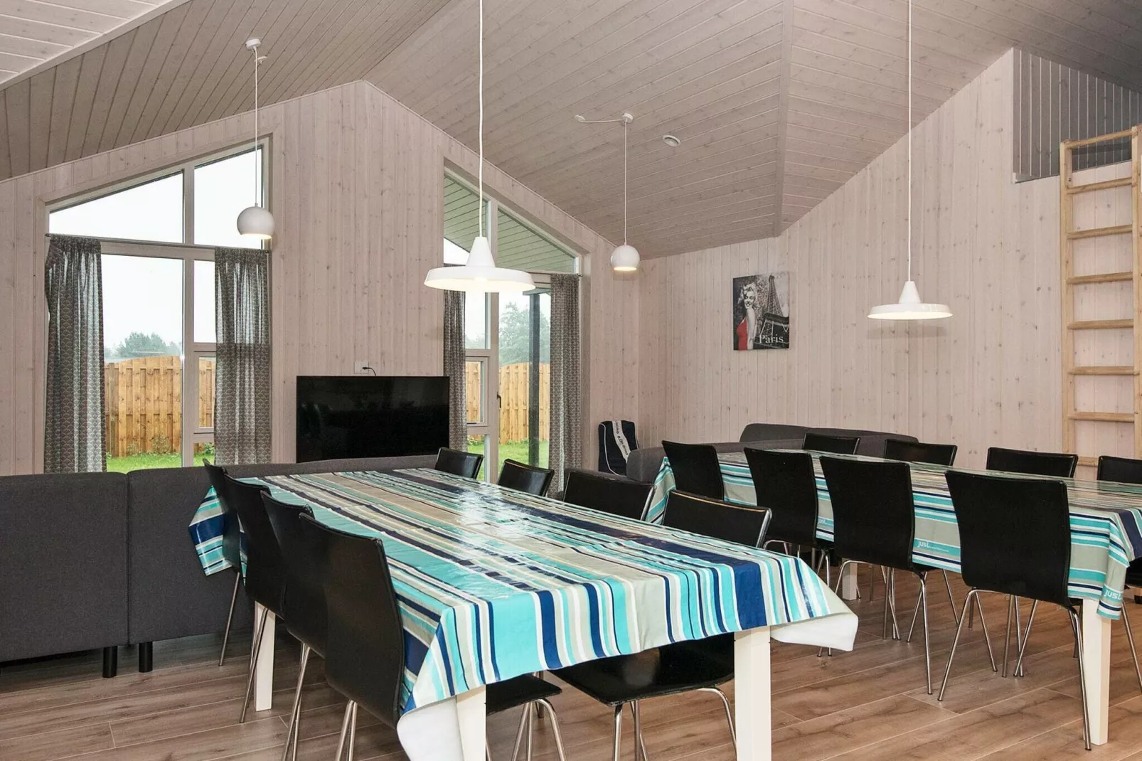 Vrijstaand vakantiehuis in Østerby met een sauna-Binnen