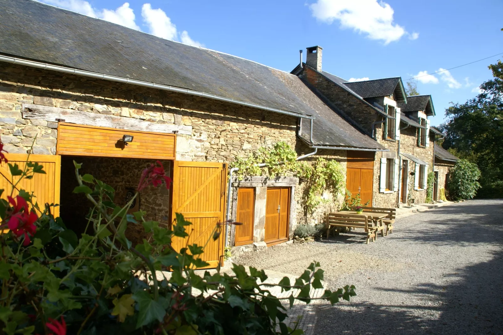 Maison de vacances Sussac-Buitenkant zomer