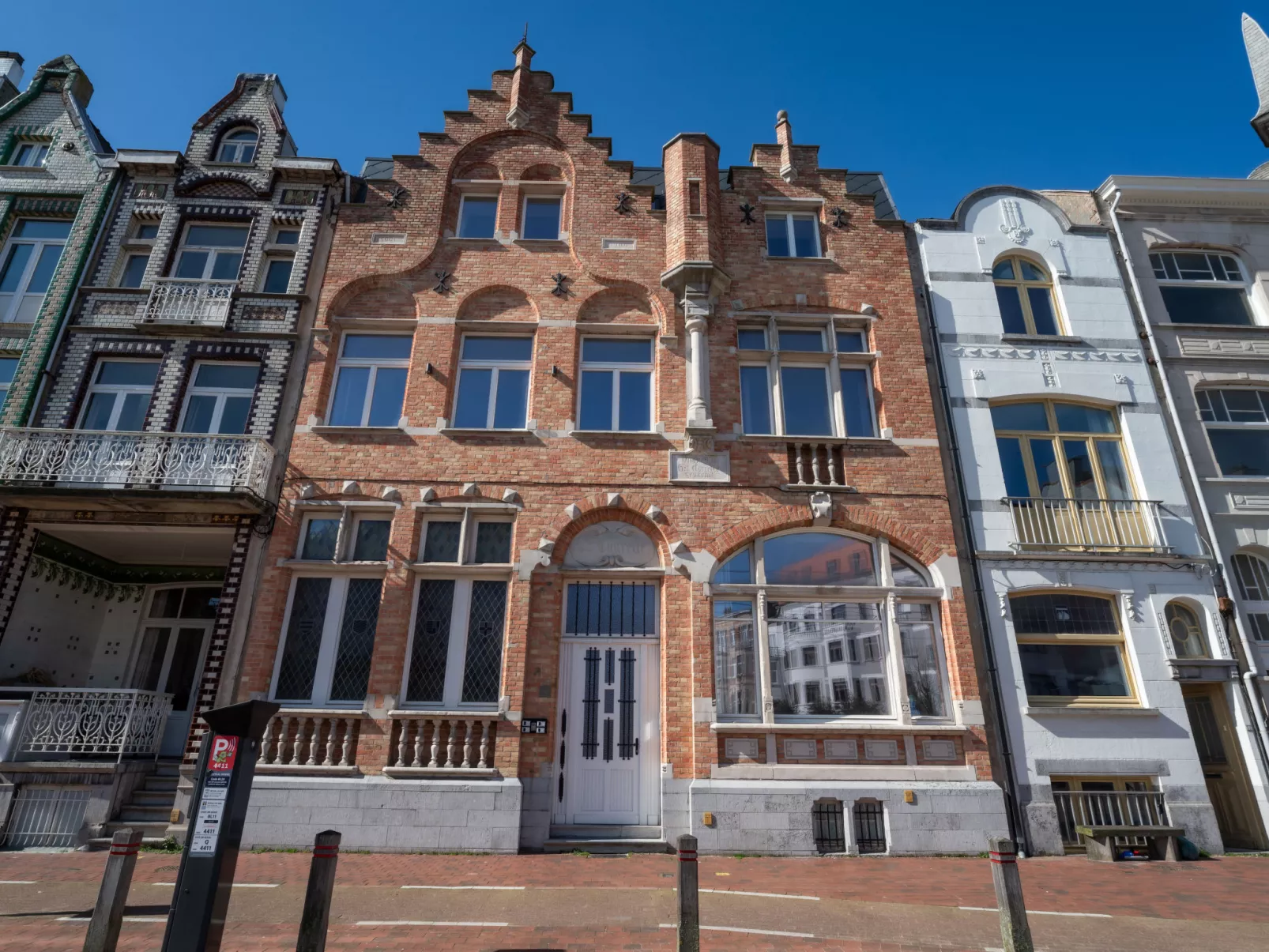 Historical and spacious "La Tourelle I"-Buiten