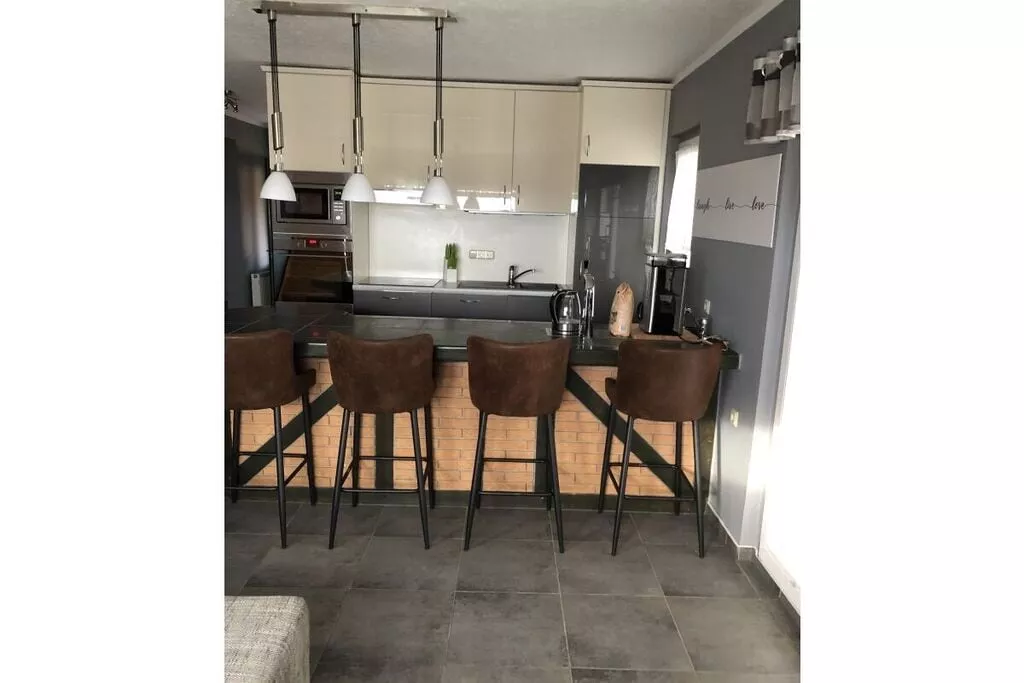 399360-Eetkamer