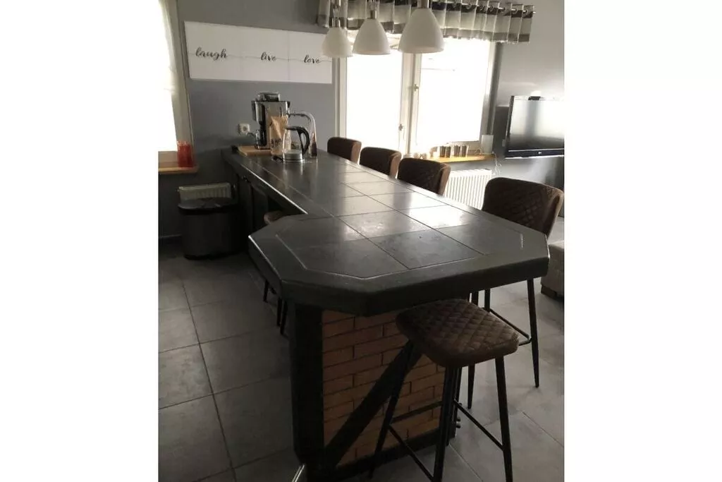399360-Eetkamer