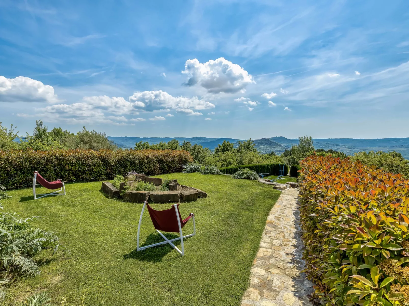 Villa Over the Hilltop-Buiten