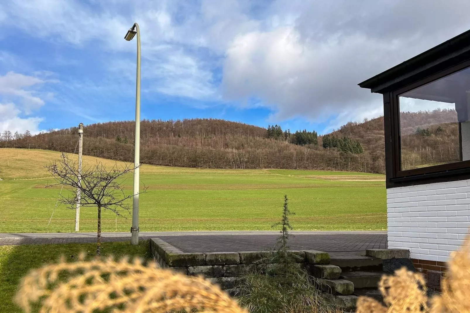 Ferienhaus Löttmaringhhausen-Uitzicht zomer