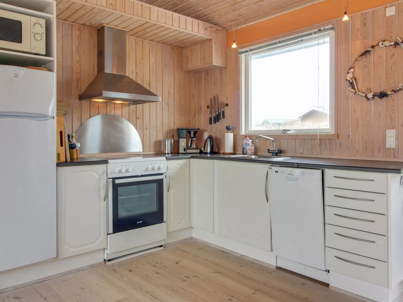 "Mitre" - 300m from the sea-Binnen