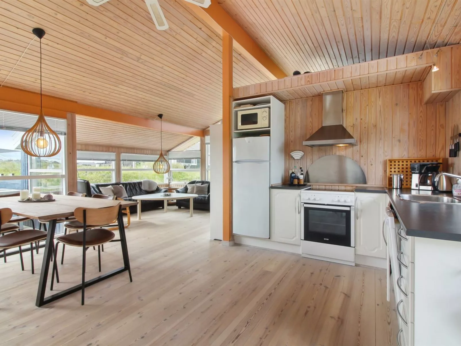 "Mitre" - 300m from the sea-Binnen