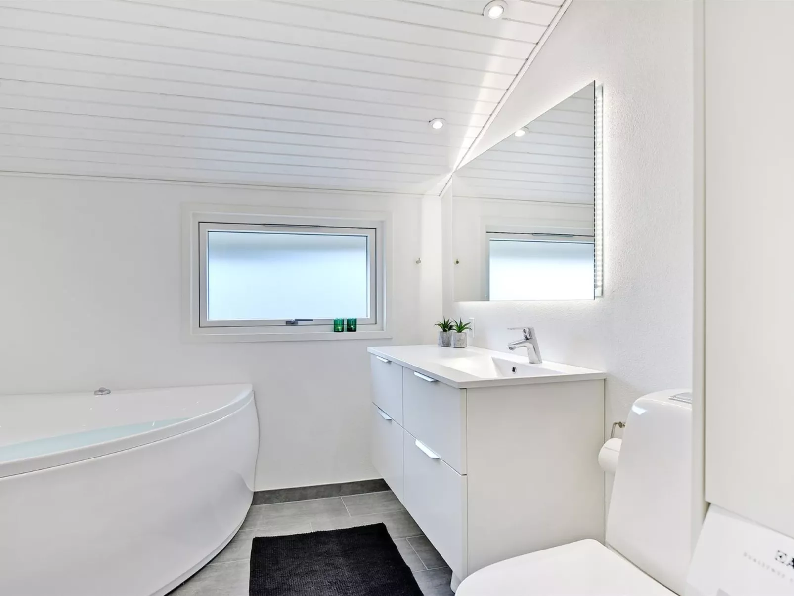 "Eirik" - 2.5km from the sea-Buiten