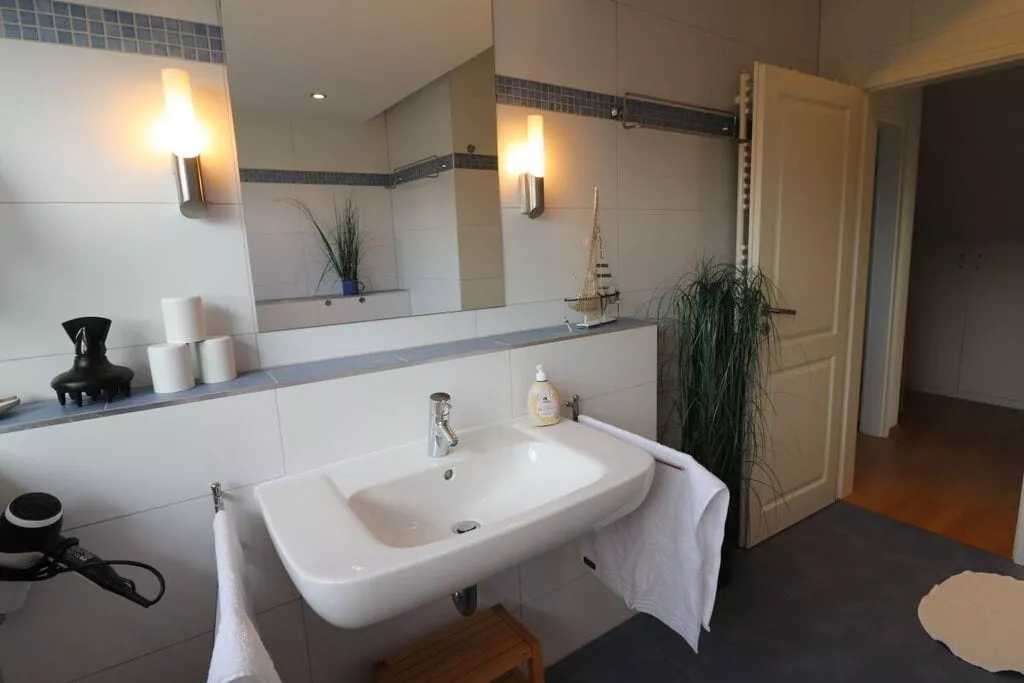 382083-Badkamer