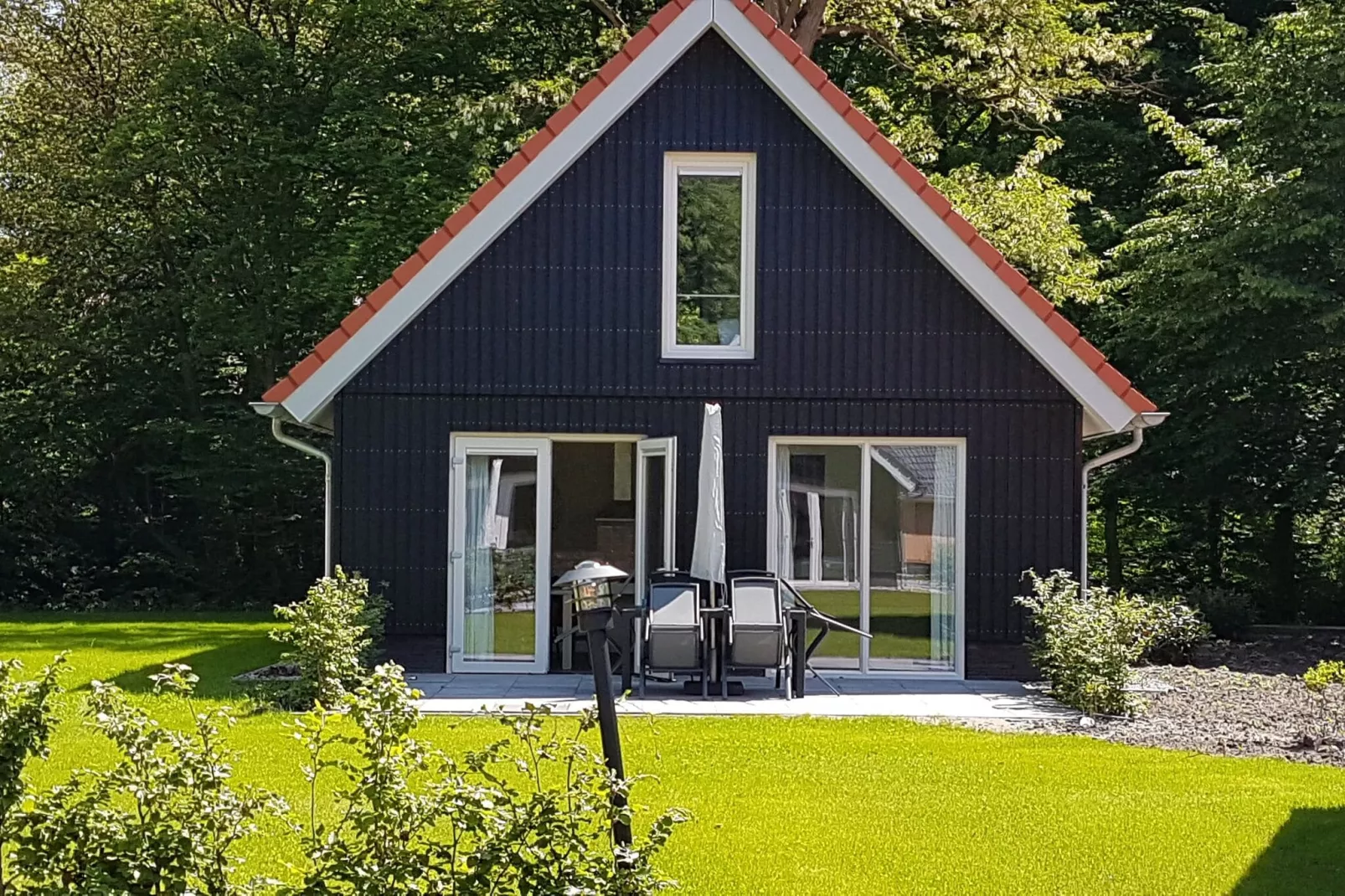 Villapark Ehzerburg 1-Buitenkant zomer