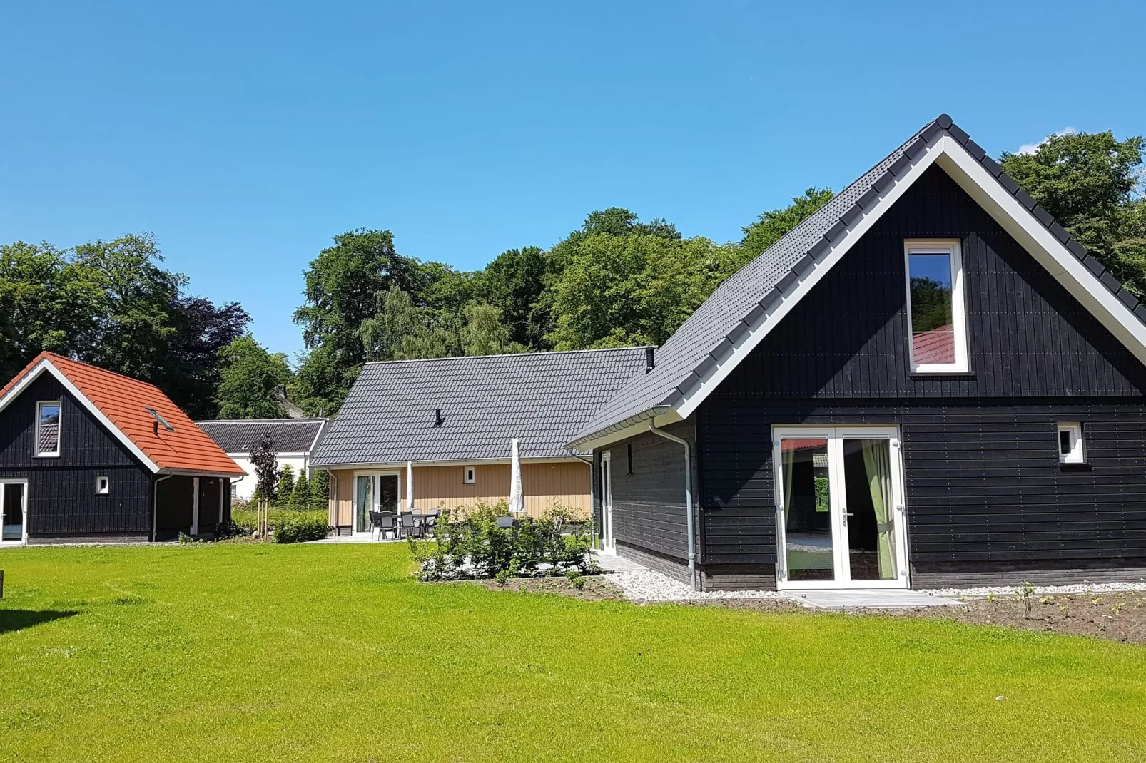 Villapark Ehzerburg 1-Buitenkant zomer