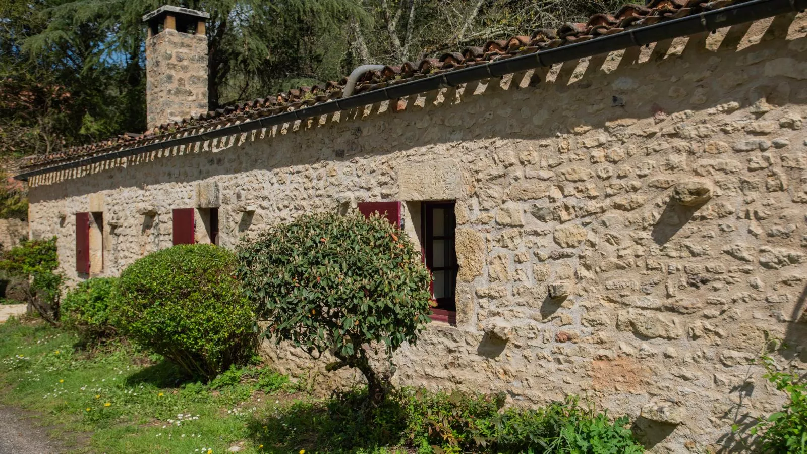 Gite Cottage-Buitenkant zomer