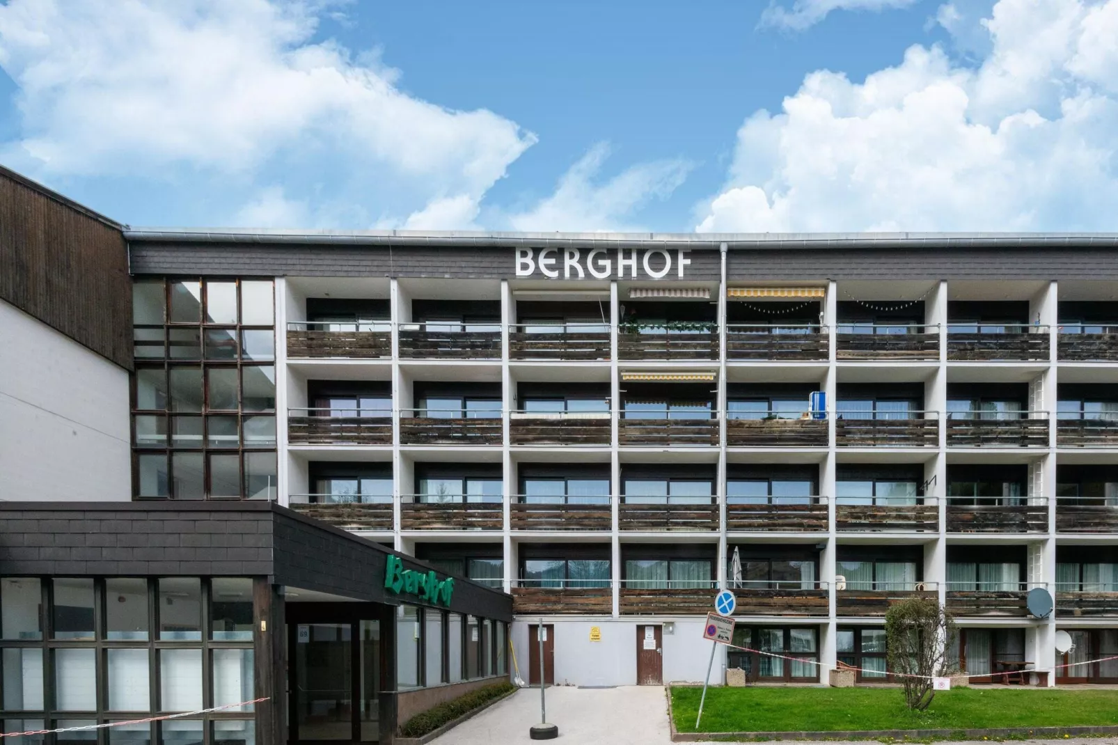 Apartment Berghof Ski-in & Ski-out-Buitenkant zomer