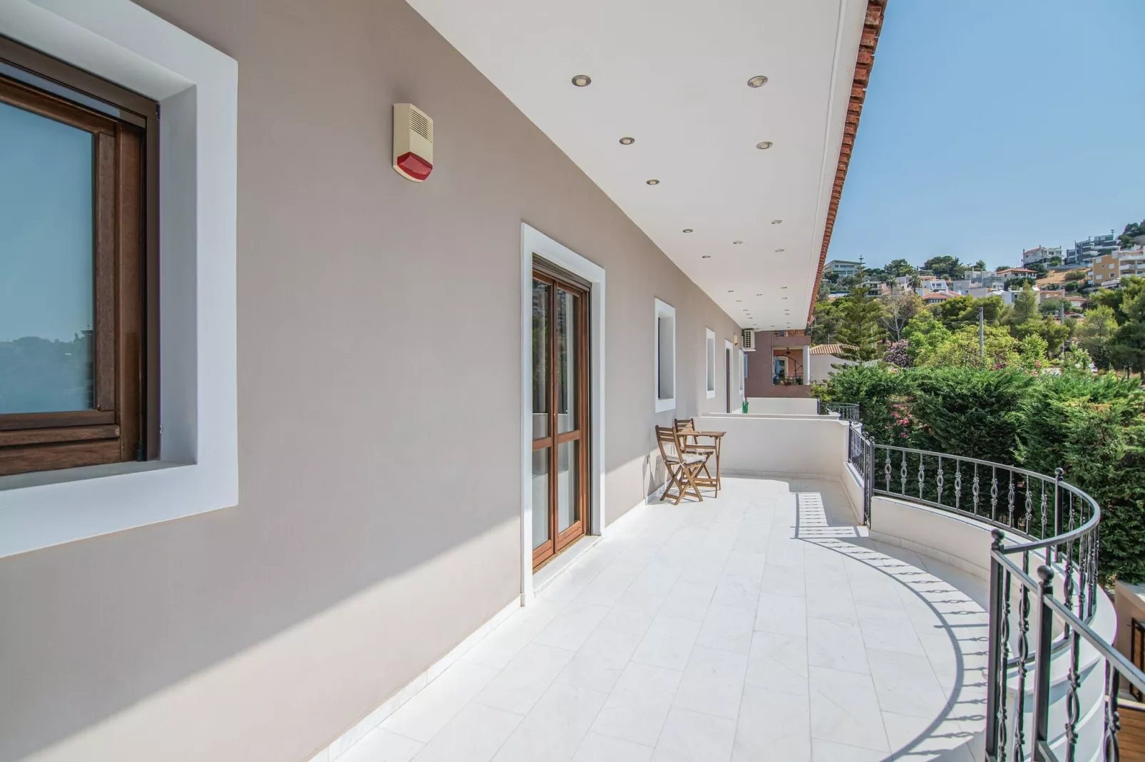 Luxuriöse Villa mit Pool in Anavissos-Terrasbalkon