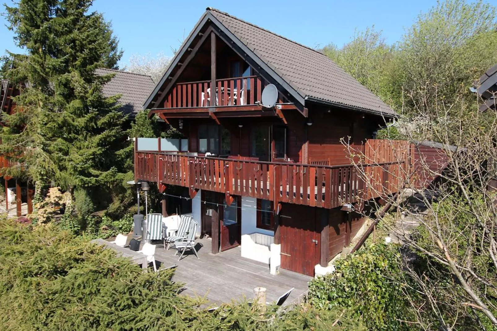 Mooi chalet op een camping, met verschillende terrassen en prachtig uitzicht