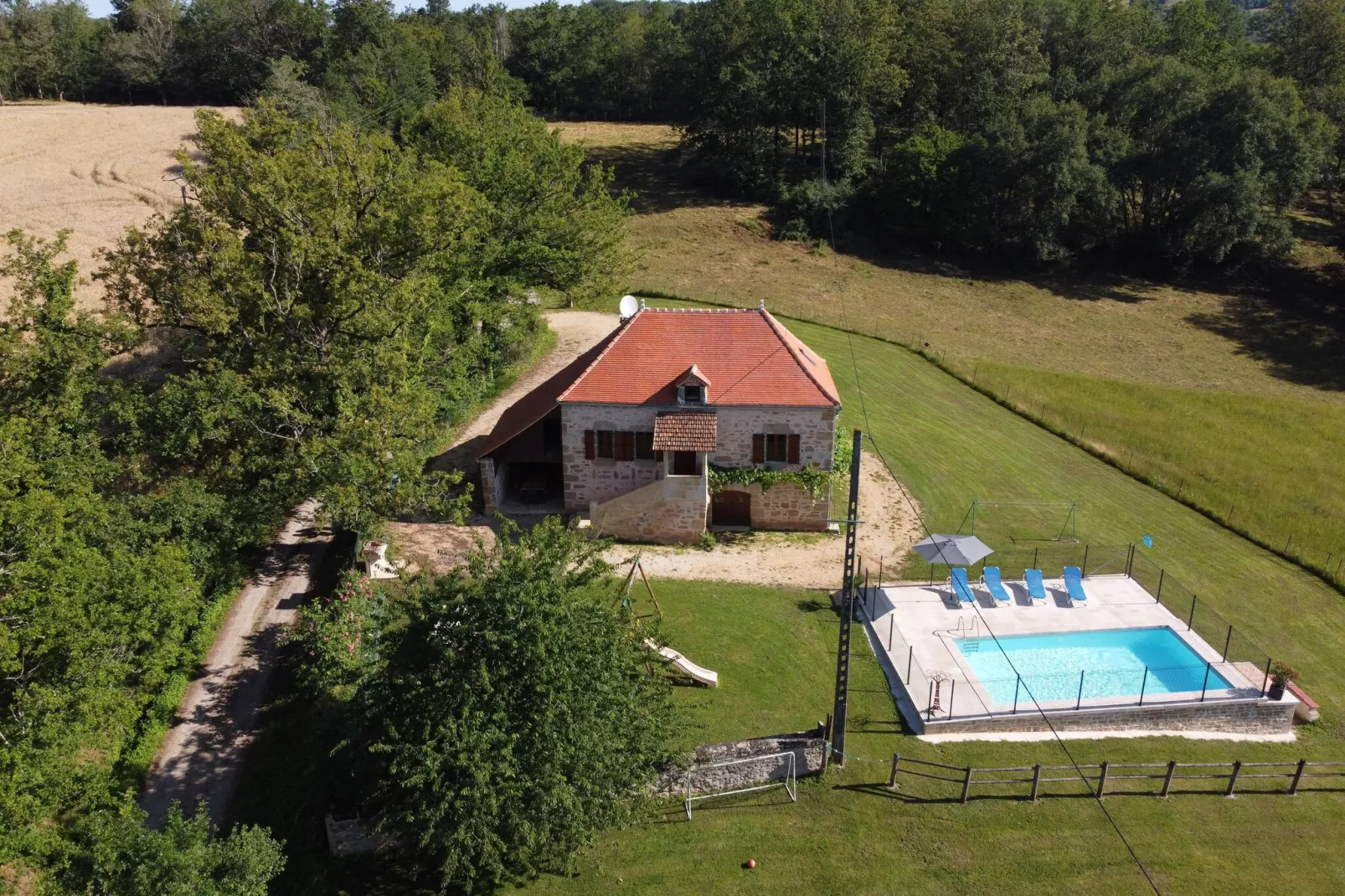 Maison de vacances Rueyres-Buitenkant zomer