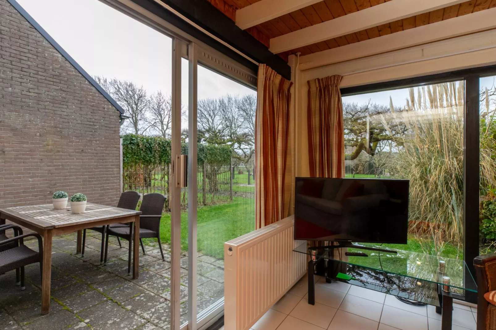 De Haaijmanweg 5  Burgh Haamstede 'Huisje 86'-Woonkamer