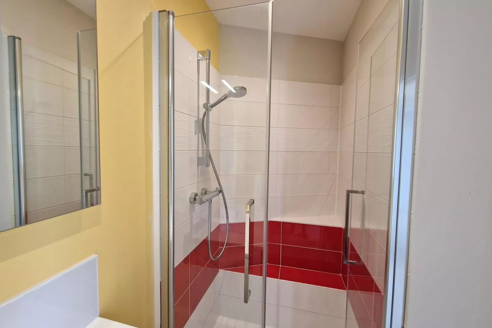 Holiday home in Plougasnou Baie de Morlaix-Badkamer
