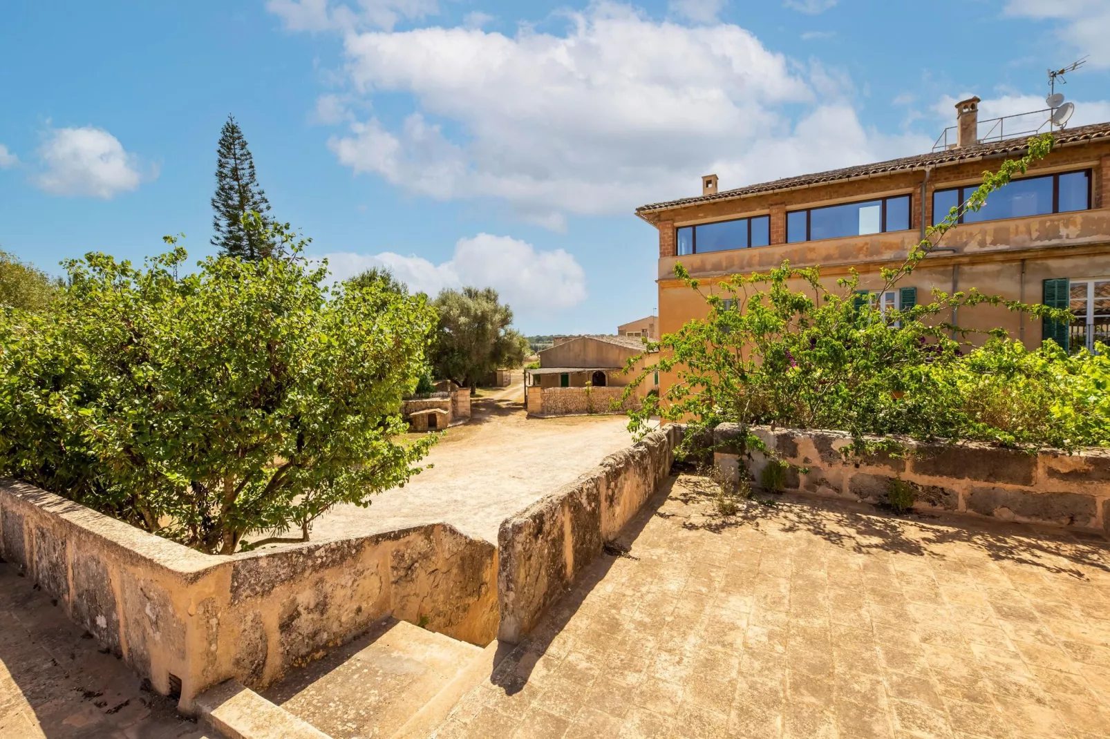 Casa del Pagès-Buitenkant zomer