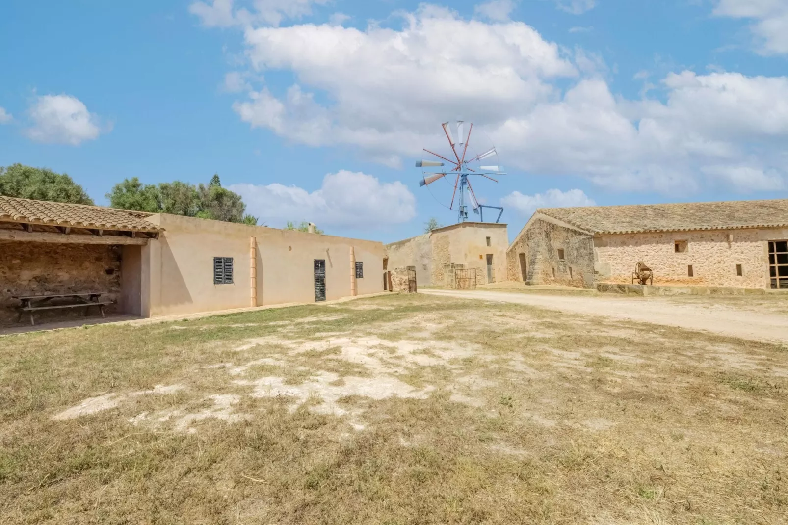El Taller-Buitenkant zomer