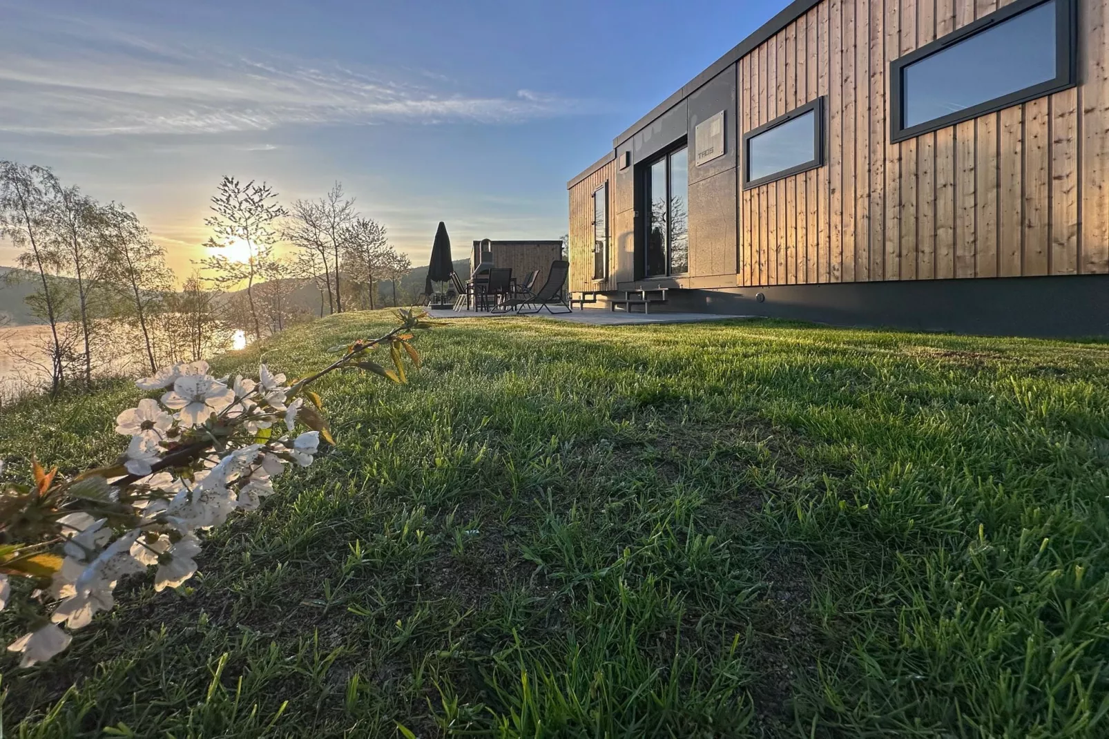 FERIENDORF SEEBLICK - Tiny Chalet am Eixendorfer See-Terrasbalkon