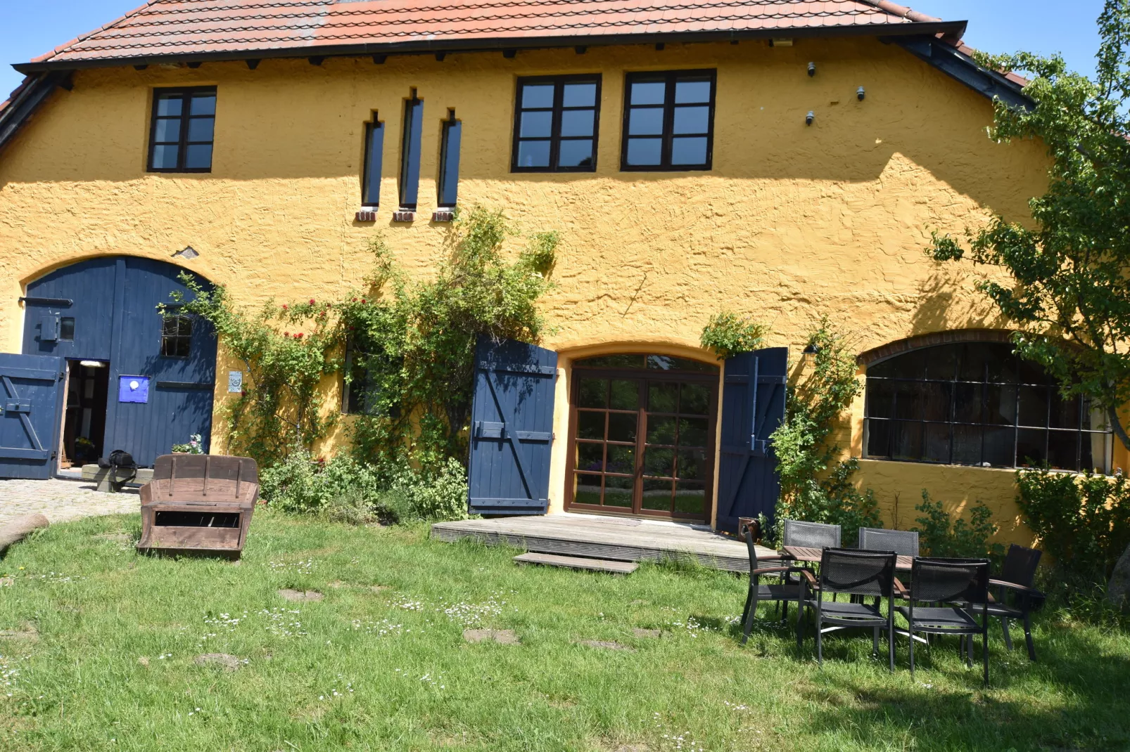 Die Besondere Ferienwohnung Bibliothek-Buitenkant zomer