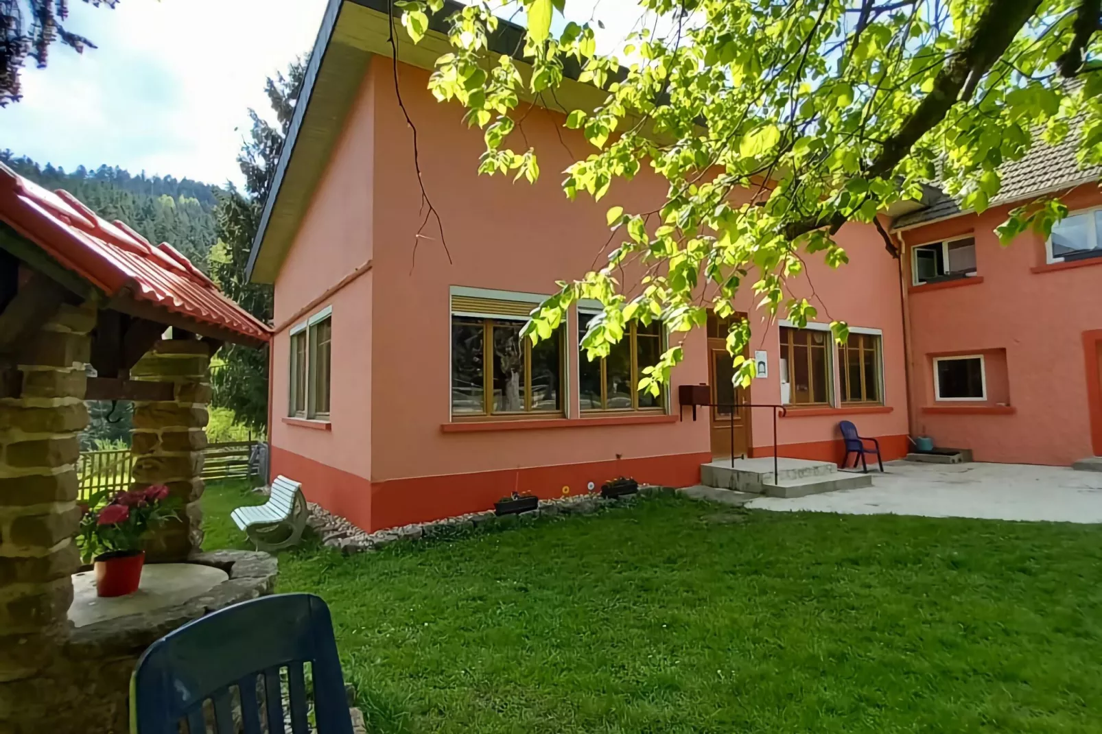 Ferienhaus mit eigener Bar am Bach in Saint Quirin-Tuinen zomer