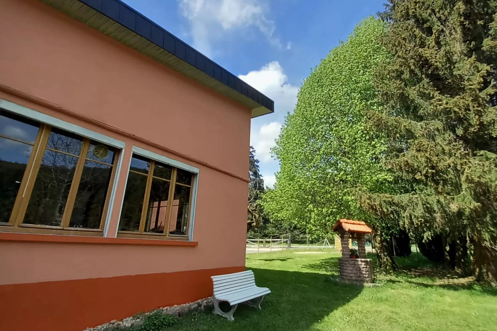 Ferienhaus mit eigener Bar am Bach in Saint Quirin-Tuinen zomer