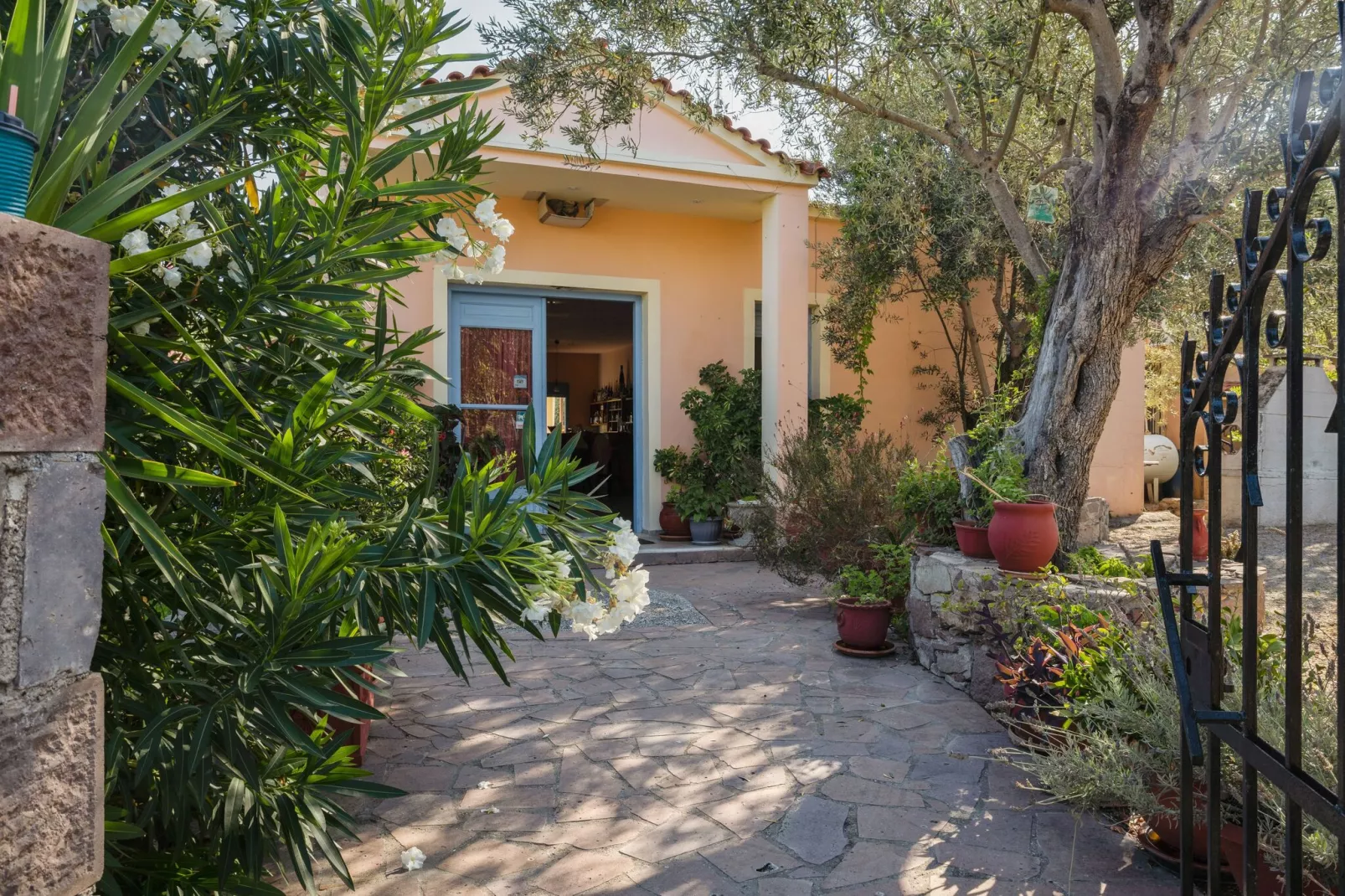 Heerlijke studio op Lesbos met zwembad-Buitenkant zomer