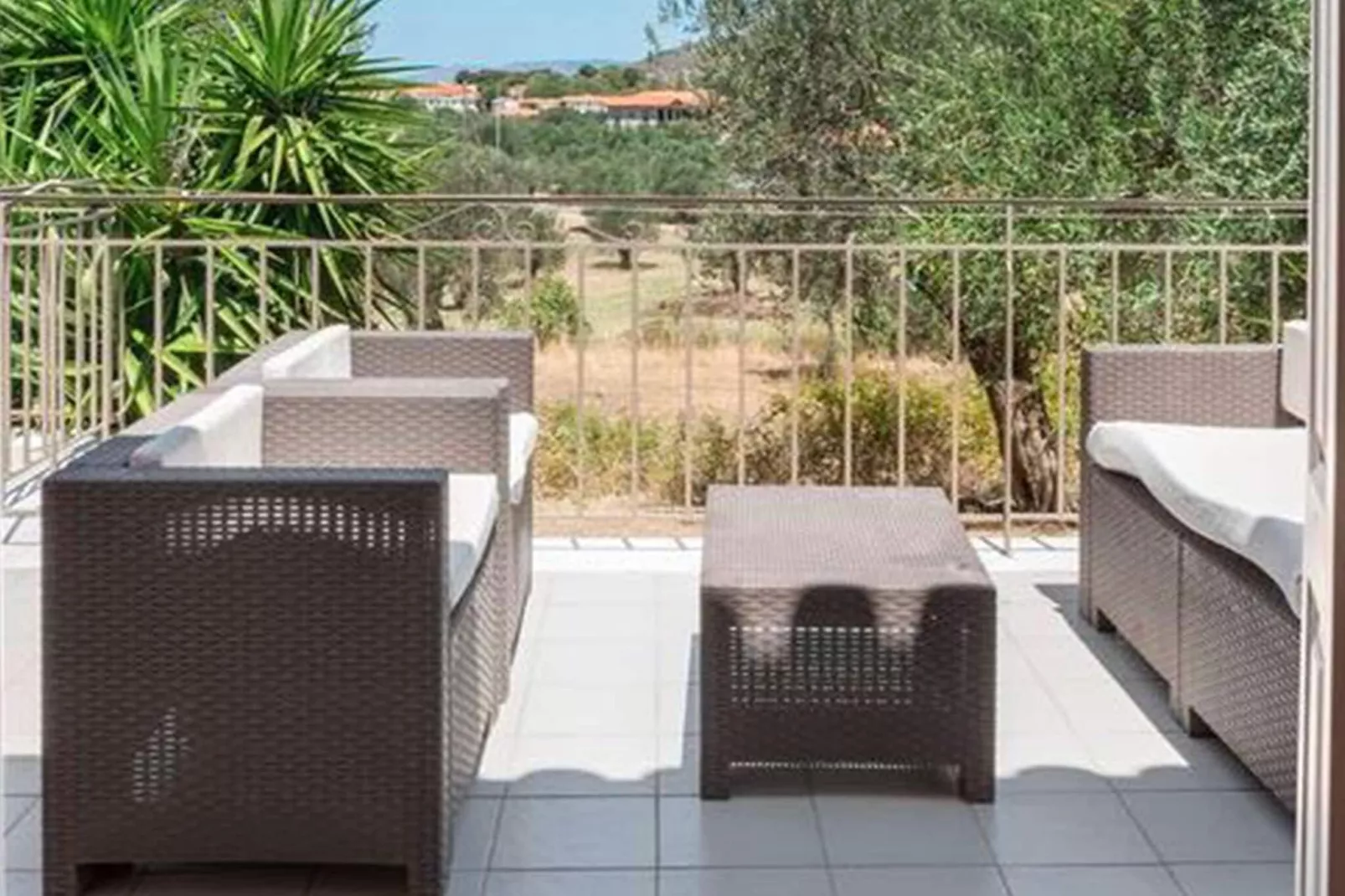 Fijne studio op Lesbos met zwembad-Terrasbalkon