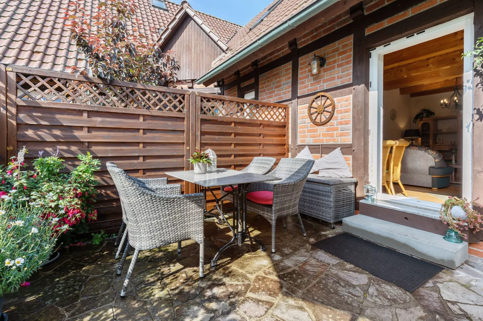 Ferienhaus mit Garten und Terrasse vor Rostock/Warnemünde-Terrasbalkon