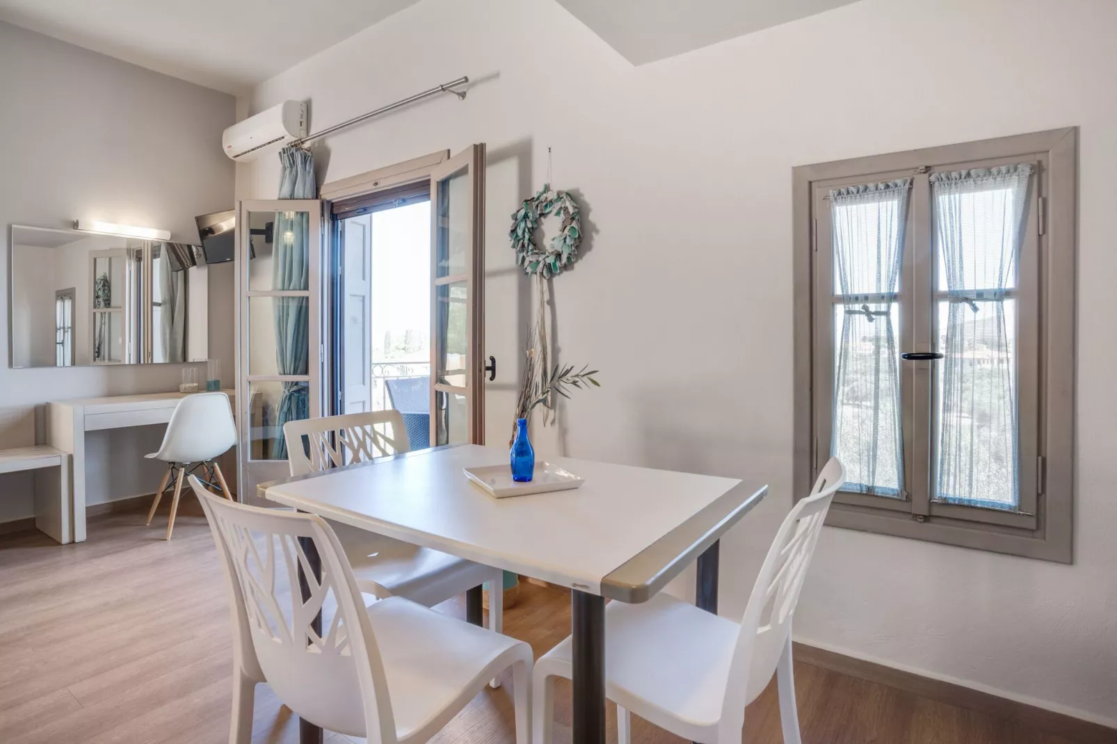 Fijne studio op Lesbos met een balkon-Woonkamer