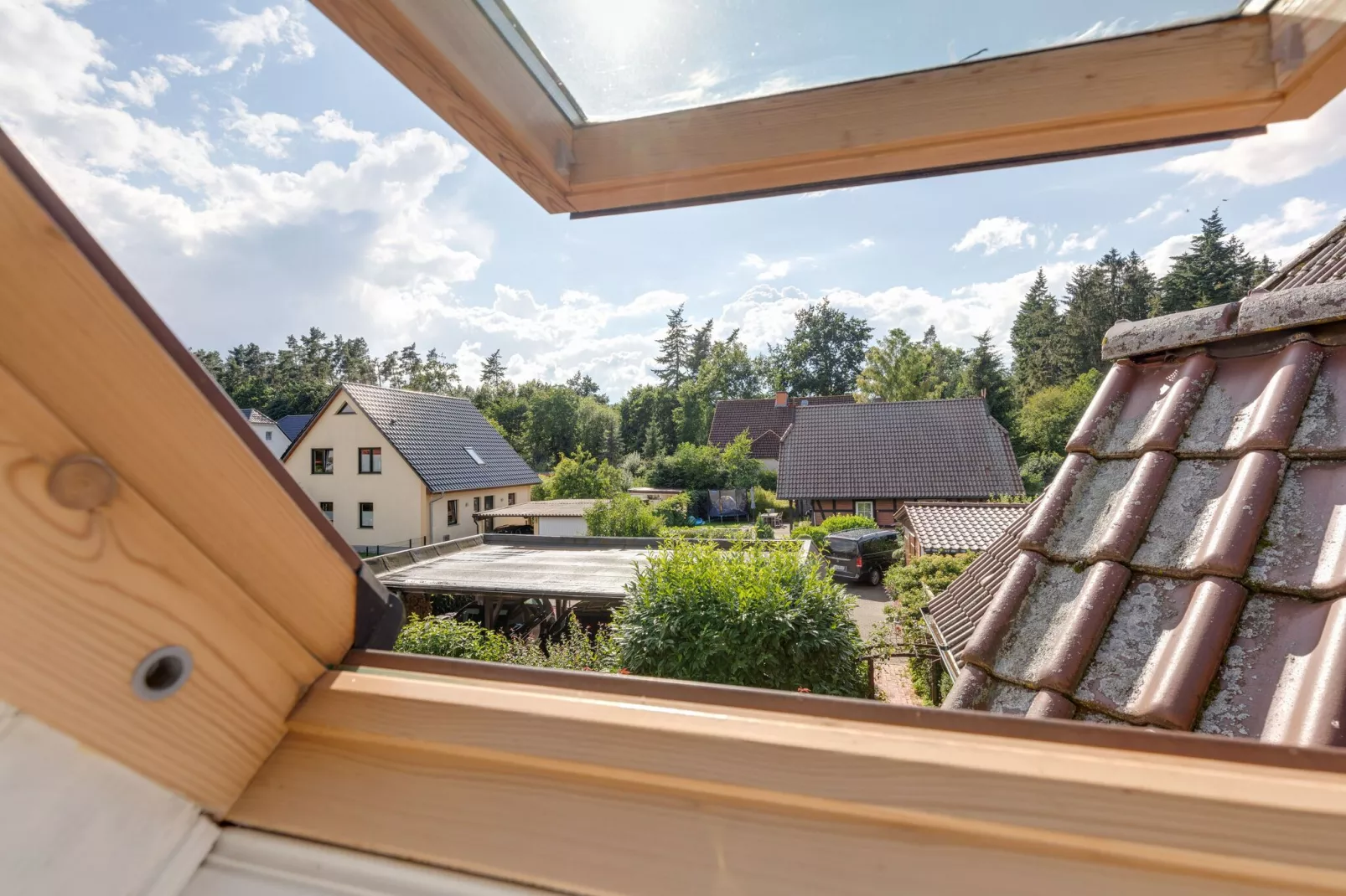 Ferienhaus mit Garten und Terrasse vor Rostock/Warnemünde-Uitzicht zomer