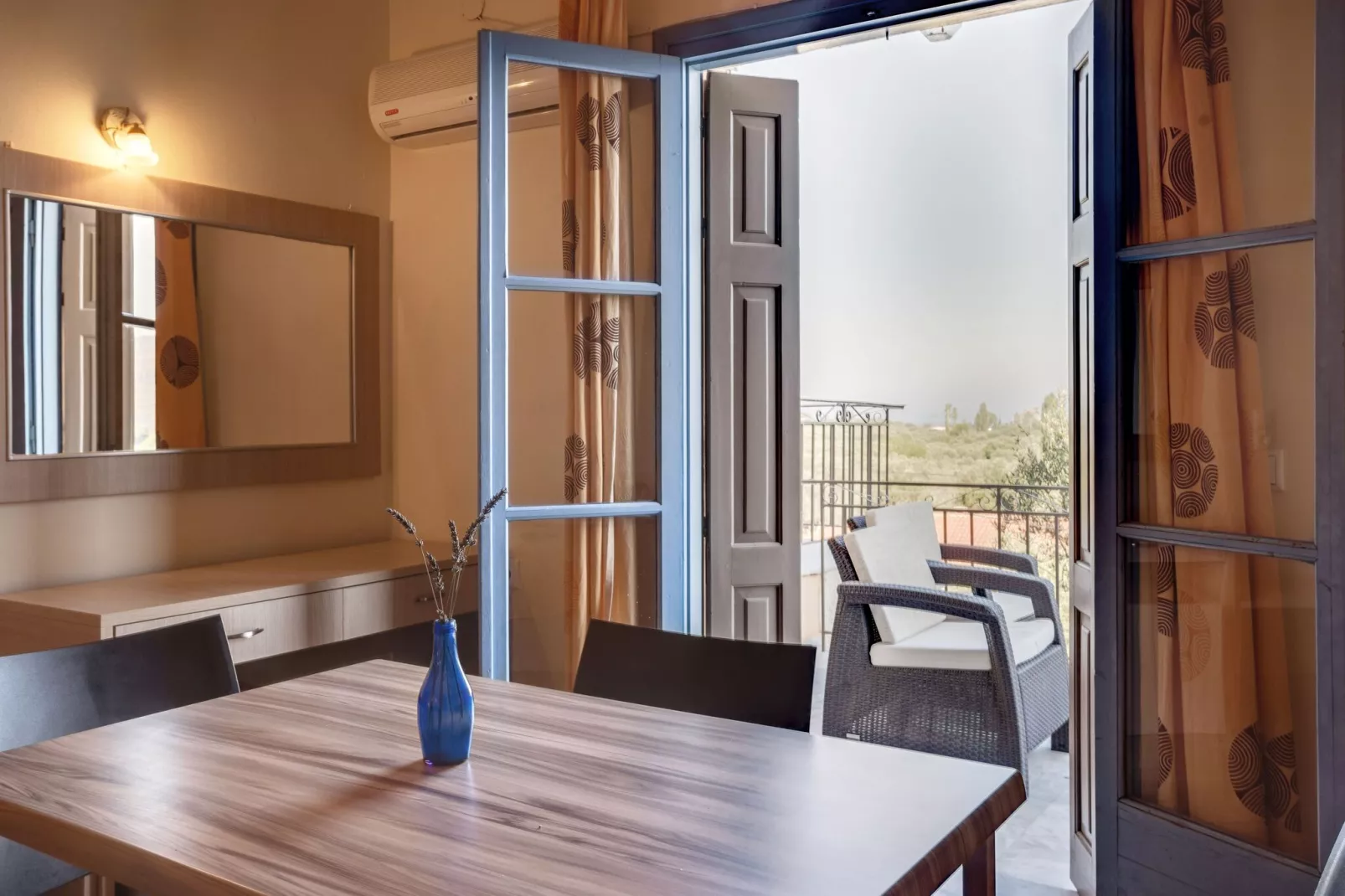 Aantrekkelijke studio op Lesbos met een balkon-Eetkamer