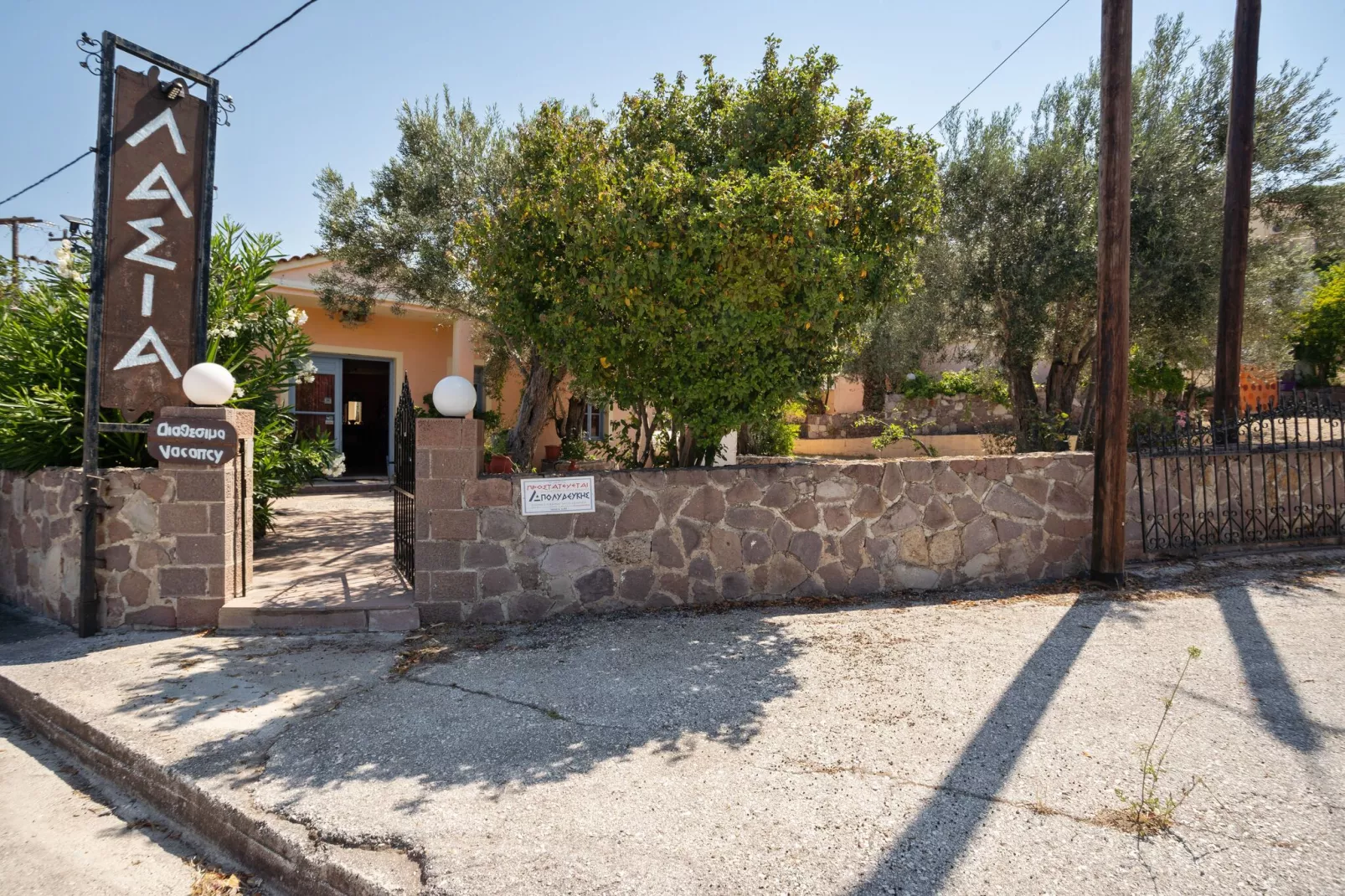Mooie studio op Lesbos met een balkon-Buitenkant zomer