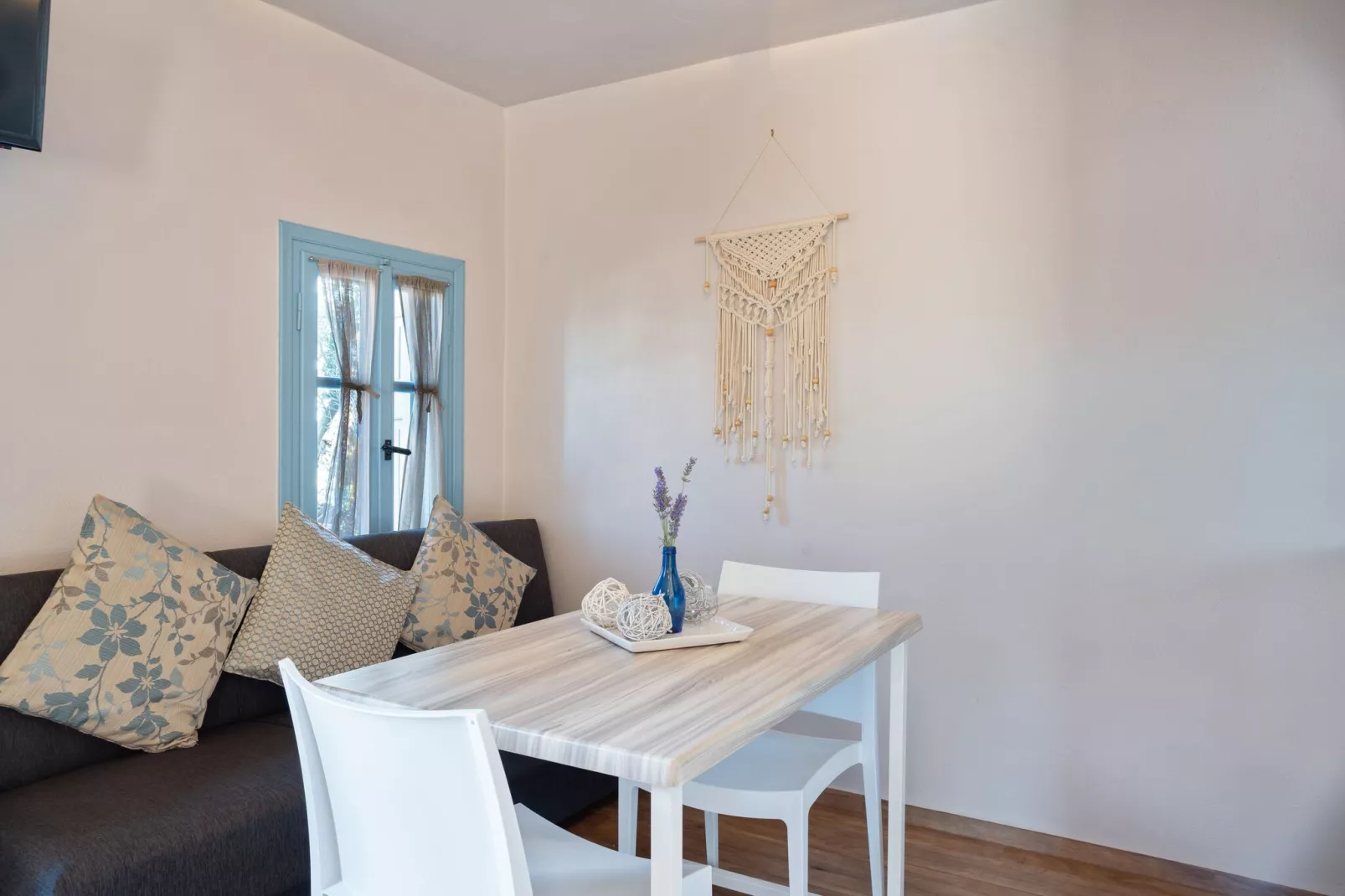 Mooie studio op Lesbos met een balkon-Woonkamer