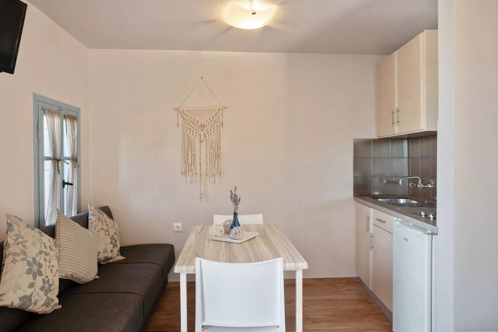Mooie studio op Lesbos met een balkon-Woonkamer