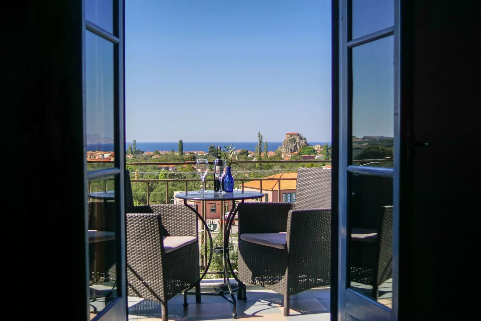 Mooie studio op Lesbos met een balkon-Uitzicht zomer