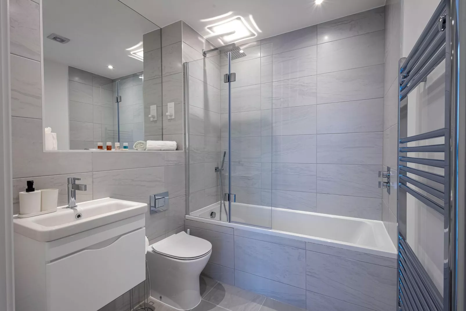 2 Bedroom Apartment 2 Bathroom Merton Mitcham-Badkamer