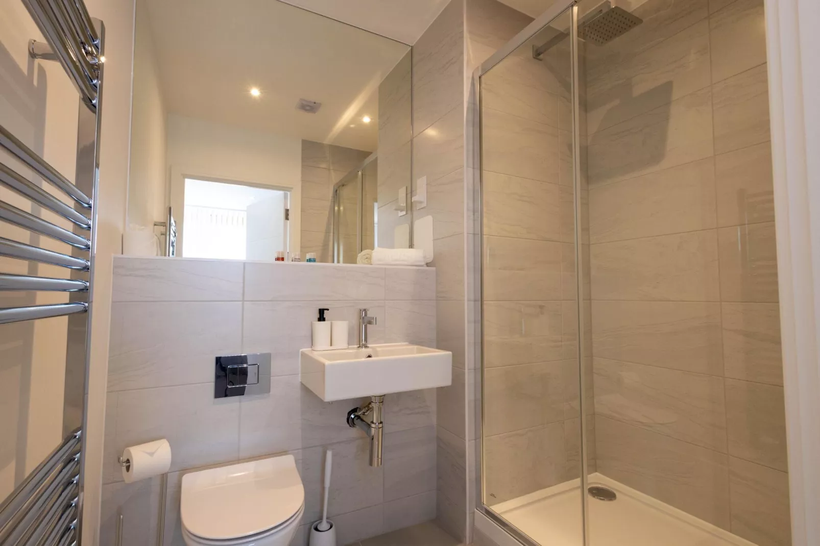 3 Bedroom Apartment 2 Bathroom Merton Mitcham-Badkamer