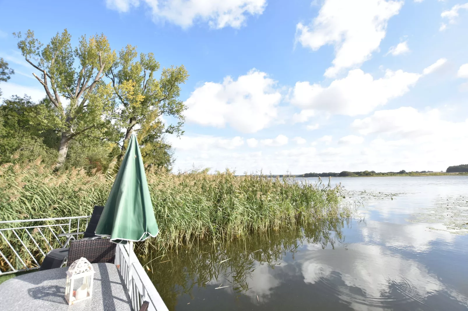 Bootshaus direkt am See mit eigenem Steg-Uitzicht zomer