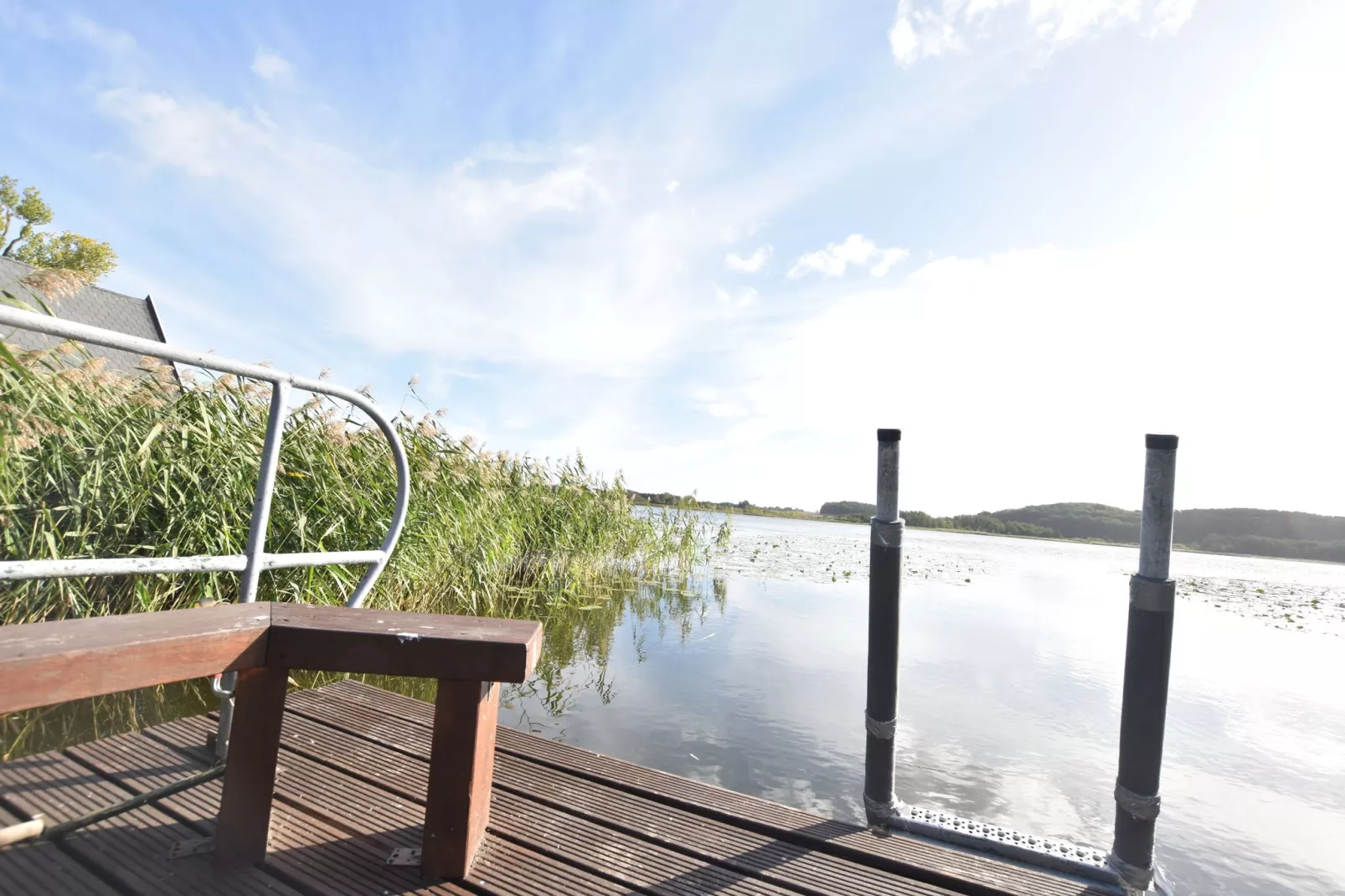 Bootshaus direkt am See mit eigenem Steg-Uitzicht zomer