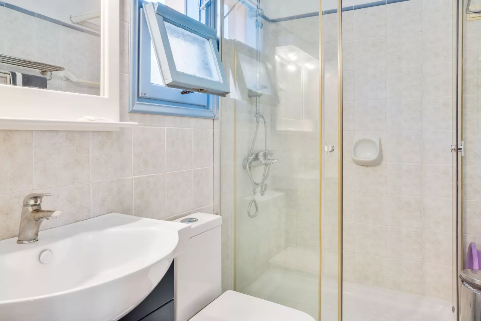 Sfeervolle studio op Lesbos met een balkon-Badkamer