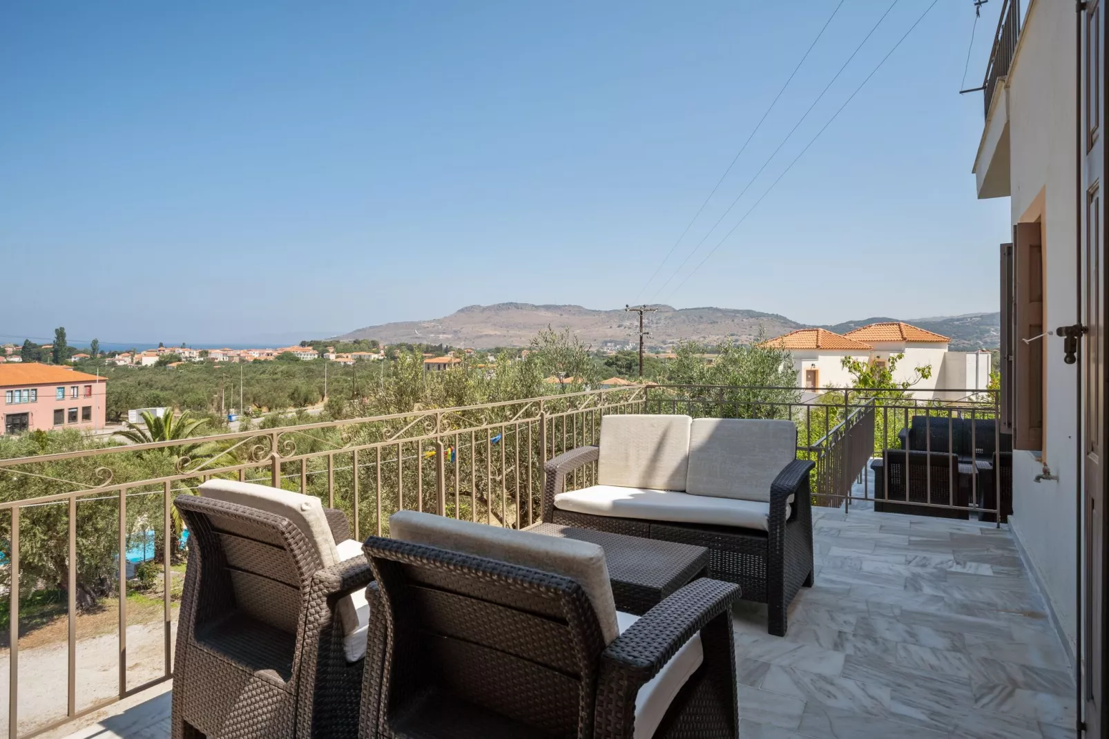 Aangename studio op Lesbos met een balkon-Terrasbalkon