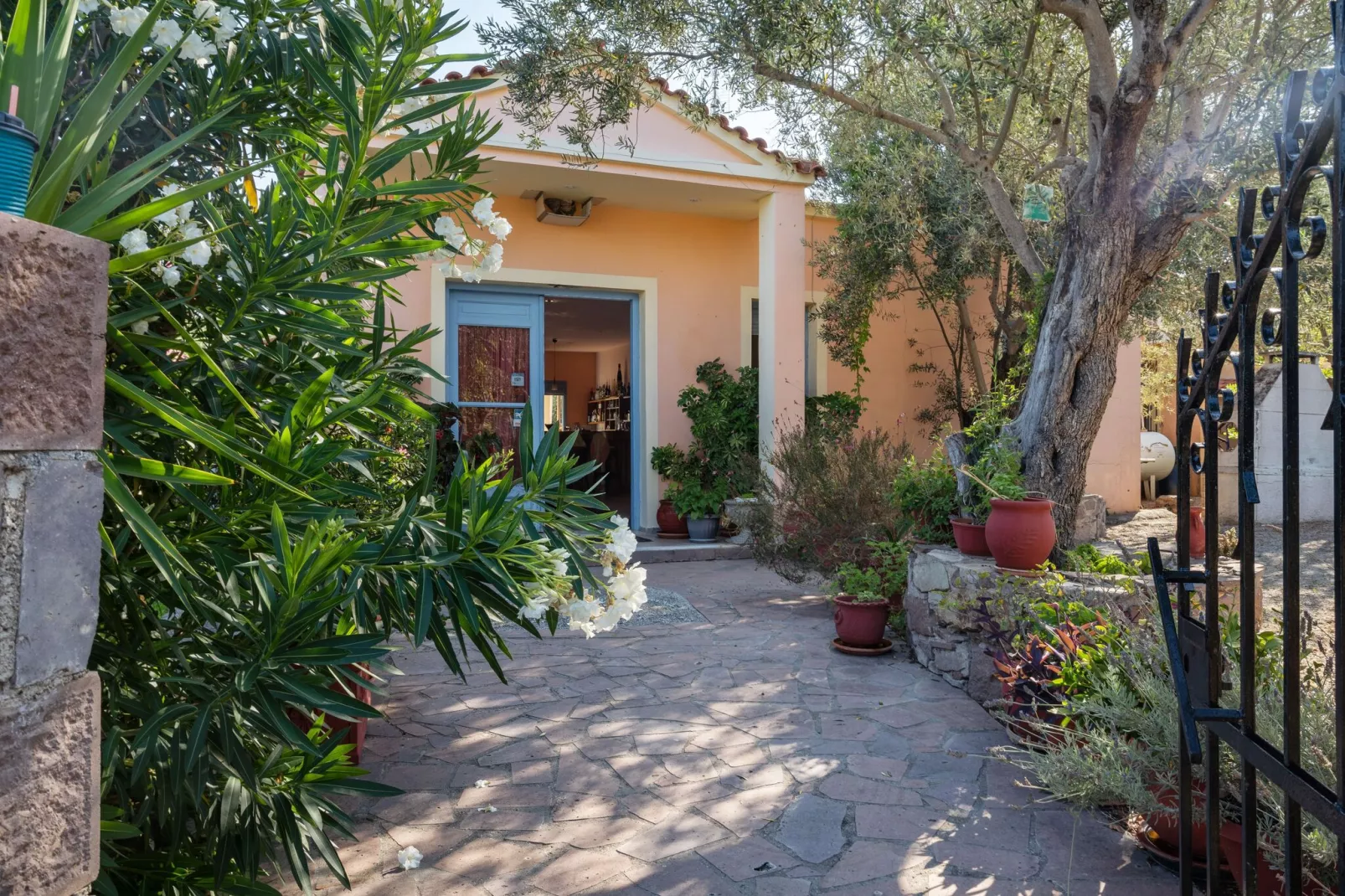 Aangename studio op Lesbos met een balkon-Buitenkant zomer