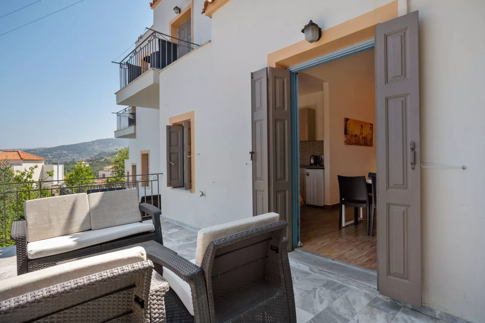 Aangename studio op Lesbos met een balkon-Terrasbalkon