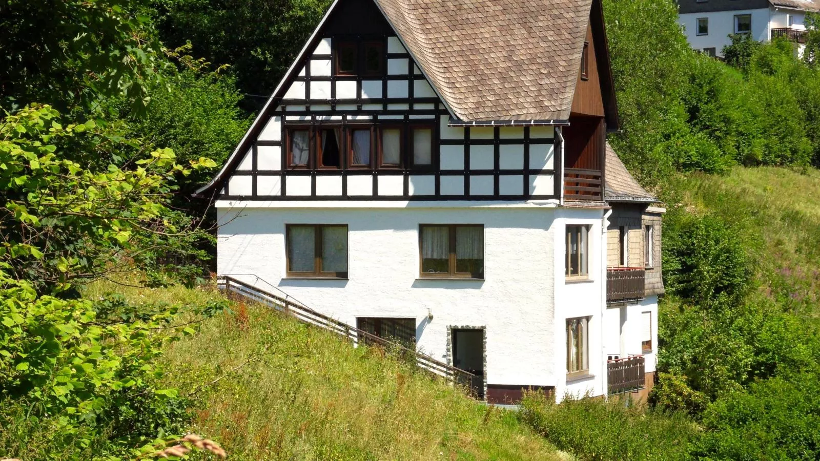 Kurhaus am Nordenau-Buitenkant zomer