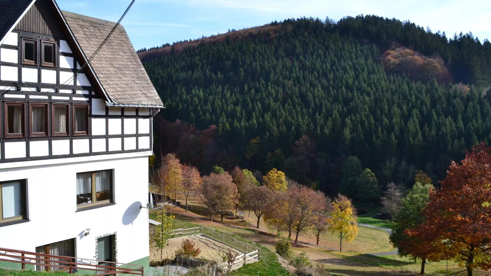 Kurhaus am Nordenau-Buitenkant zomer