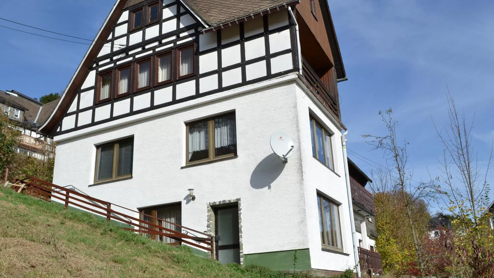 Kurhaus am Nordenau-Buitenkant zomer