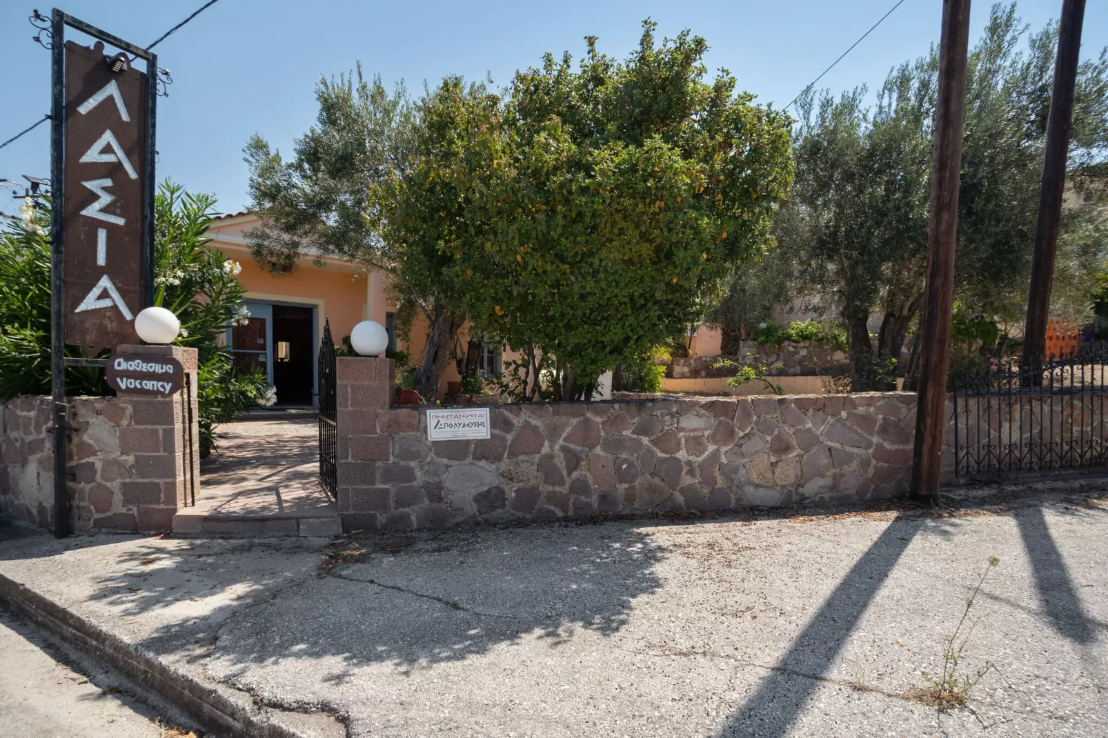 Leuke studio op Lesbos met een balkon-Buitenkant zomer